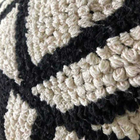 Hand knotted throw pillow - black and white - Image 2